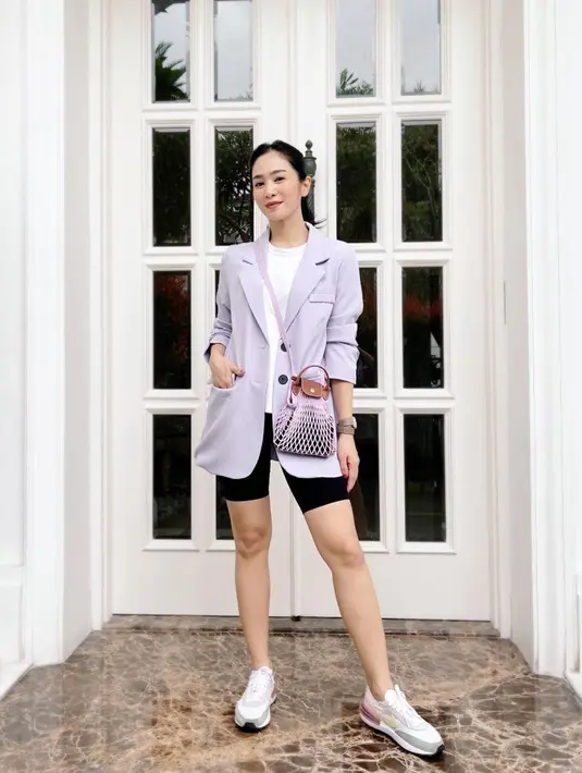 Blazer berwarna lilac yang digunakan oleh istri dari Sukhdev Singh ini dipadukan dengan tampilan yang sporty. Tak lupa, ia juga memilih menggunakan sling bag berwarna senada. (Liputan6.com/IG/@bungazainal05)