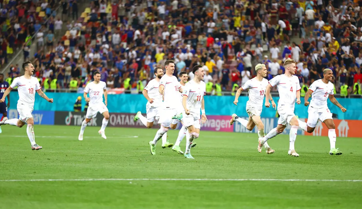 Para pemain Swiss merayakan kemenangan atas Prancis pada akhir pertandingan babak 16 besar Euro 2020 di Stadion National Arena, Bucharest, Rumania, Selasa (29/6/2021). Swiss menyingkirkan Prancis usai menang 5-4 (3-3). (Marko Djurica/Pool Photo via AP)