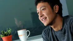 Bintang Sinetron Dimas Anggara ternyata seorang penyanyang binatang. Jakarta, Senin (16/6/14) (Liputan6.com/ Faisal R Syam)