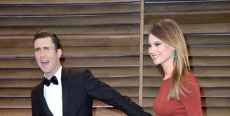 Behati Prinsloo dan Adam Levine menikah di tahun 2014, pada akhir September lalu telah dikaruniai seorang putri cantik bernama Dusty Rose Levine. Bersama keluarga kecilnya, Adam terlihat sedang berlibur di Pantai. (AFP/Bintang.com)