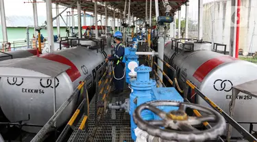 Pekerja mengecek kondisi Rail Train Wagon (RTW) di Pertamina TBBM Kertapati, Palembang, Sumatera Selatan, Selasa (10/9/2024). (Liputan6.com/Herman Zakharia)