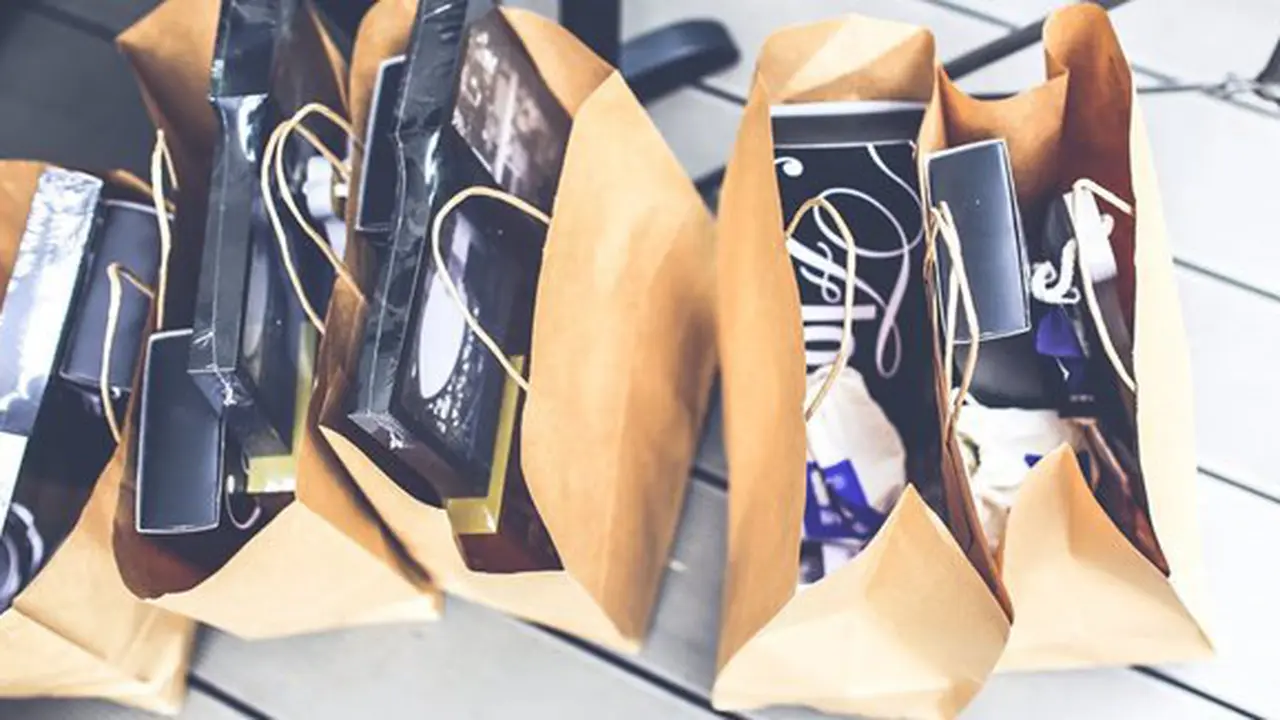 Beli oleh-oleh, ribet milihnya/Copyright: pexels.com