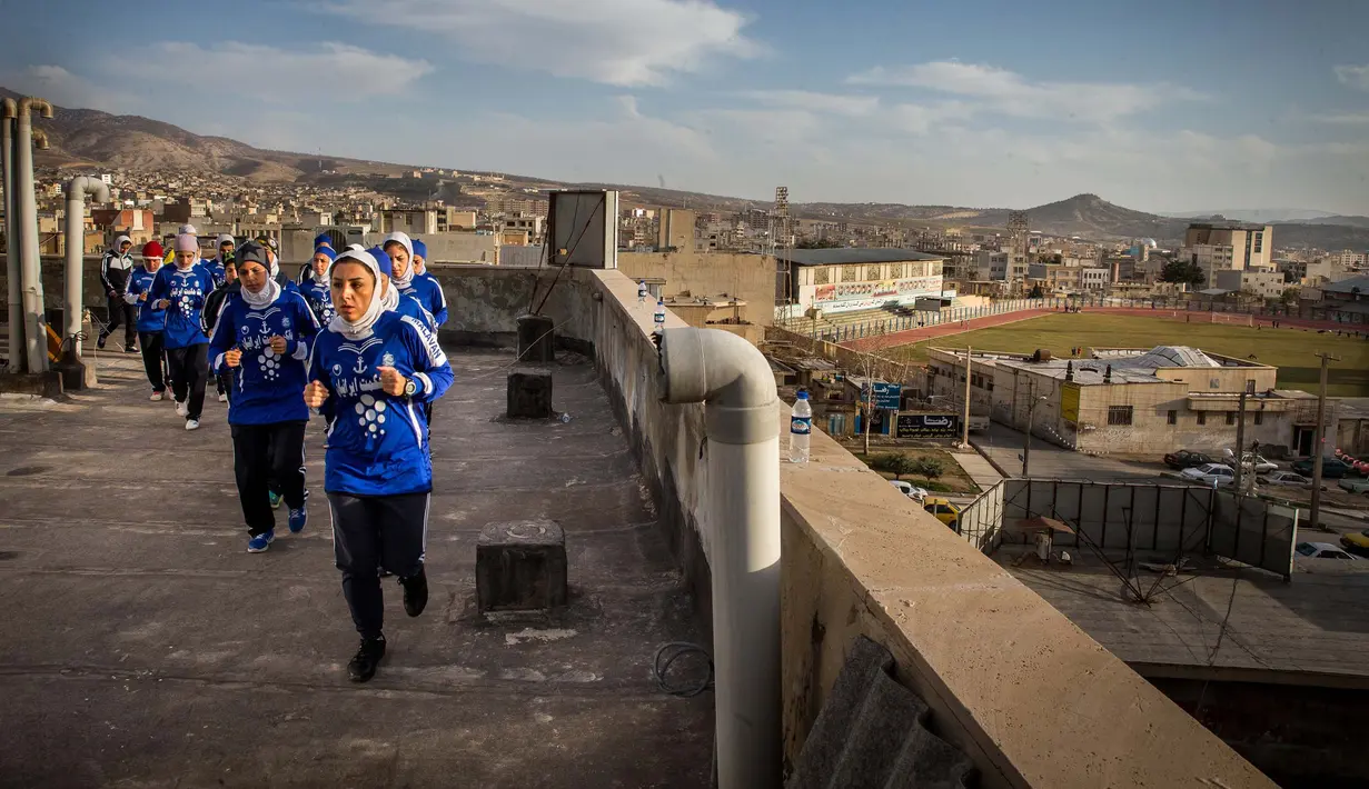 Tim sepak bola wanita Malavan asal Iran berlatih dengan giat sebagai persiapan menghadapi Iran's Women Football League. Ada 11 klub yang berpartisipasi dalam liga wanita di Iran tersebut. ( AFP/ISNA/Mona Hoobehfekr )