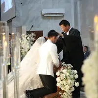 Jumat (5/5/2023) menjadi hari bersejarah bagi Jessica Mila dan Yakup Hasibuan. Pada hari ini, siang keduanya mengucapkan janji sehidup semati dalam pemberkatan nikah. Berikut beberapa potret pemberkatan yang dihadiri oleh teman-teman selebriti. [Foto: Daniel Kampua/Fimela.com]