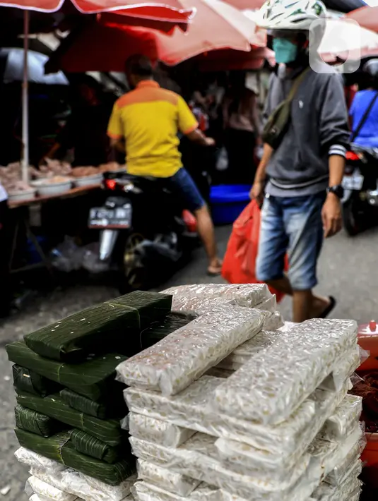 Tumpukan tempe dijual di Pasar Kebayoran Lama, Jakarta, Selasa (15/2/2022). Tempe dan tahu akan hilang di pasar tradisional dikarenakan kenaikan harga kedelai saat ini sudah di atas kewajaran. (Liputan6.com/Johan Tallo)