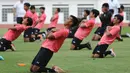 Pemain Timnas Indonesia U-19 saat menggelar sesi latihan di Stadion Wibawa Mukti, Cikarang, Senin (13/1/2020). Sebanyak 51 pemain mengikuti seleksi untuk memperkuat skuat utama Timnas Indonesia U-19. (Bola.com/M Iqbal Ichsan)