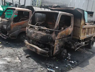 Kondisi sejumlah mobil proyek yang hangus terbakar saat unjuk rasa menolak pengesahan Undang-Undang Cipta Kerja di kawasan Senen, Jakarta, Jumat (9/10/2020). Unjuk rasa tersebut berakhir ricuh dan mengakibatkan sejumlah fasilitas umum rusak. (Liputan6.com/Angga Yuniar)