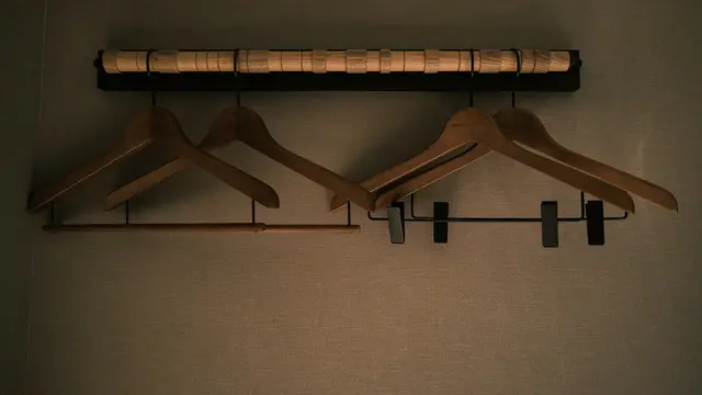 Tips Menggantung Pakaian Pakai Hanger