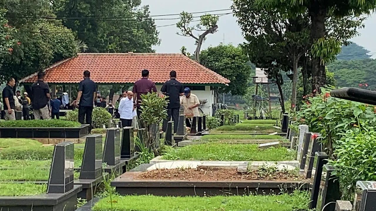 Prabowo Ziarah ke Makam Ibunya Usai Pilpres 2024