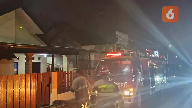 Tim Damkar Satpol PP Kota Sukabumi usai melakukan pemadaman kebakaran di Jalan Sriwedari, Kecamatan Gunungpuyuh, Kota Sukabumi. (Liputan6.com/Fira Syahrin).