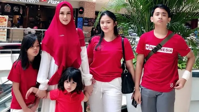 7 Potret Kebersamaan Mulan Jameela dengan Putra Pertamanya yang Jarang Tersorot