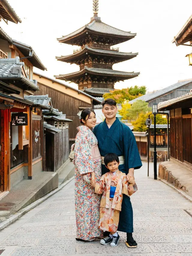 Kompak Pakai Kimono, Ini 7 Potret Liburan Chef Arnold dan Keluarga ke Jepang