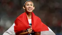 Pelari Indonesia, Emilia Nova, melakukan selebrasi usai berlaga pada nomor 100 meter lari gawang Asian Games di SUGBK, Jakarta, Minggu (26/8/2018). Emilia Nova menyabet medali perak setelah membukukan waktu 13,33 detik. (Bola.com/Peksi Cahyo)