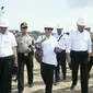 Menteri Negara Badan Usaha Negara (BUMN) Rini M Soemarno bersama dengan Menteri Perhubungan Budi Karya Sumadi melakukan peninjauan langsung ke Pelabuhan Merak, Senin (26/12).