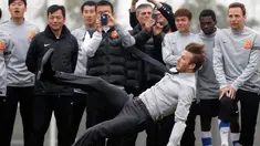 Atlet tampan David Beckham terjatuh usai memperagakan aksi menendang bola di Cina. (Lintao Zhang/Getty Images)