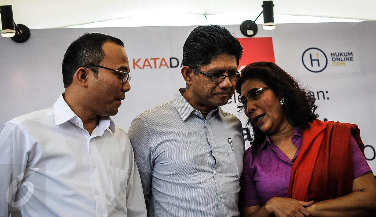 Menteri Kelautan dan Perikanan Susi Pudjiastuti berbincang dengan Wakil Ketua KPK Laode M Syarif dan Tenaga ahli utama Kantor Staff Presiden Riza Damanik seusai diskusi 2 Tahun Jokowi-JK di Jakarta, Kamis (20/10). (Liputan6.com/Faizal Fanani)