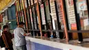Calon penumpang melihat loket penjualan tiket bus AKAP di Terminal Kampung Rambutan, Jakarta, Kamis (22/4/2021). Satgas Penanganan Covid-19 mengeluarkan Adendum Surat Edaran Nomor 13 tahun 2021 tentang peniadaan mudik hari raya Idul Fitri 1442 H selama H-14 dan H+7. (Liputan6.com/Helmi Fithriansyah)