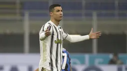 Striker Juventus, Cristiano Ronaldo tampak kecewa dengan keputusan wasit dalam laga leg pertama semifinal Coppa Italia 2020/21 melawan Inter Milan di San Siro Stadium, Milan, Selasa (2/2/2021). (AP Photo/Luca Bruno)