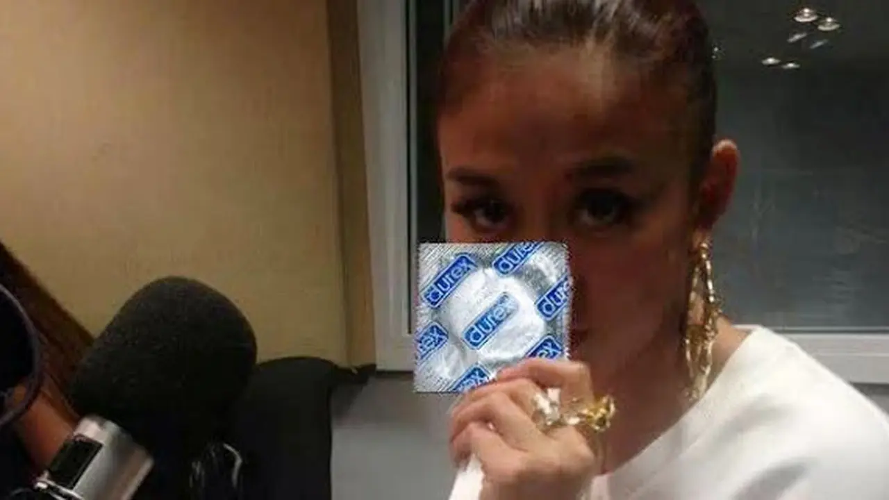 agnes-monica-kondom-131121b.jpg