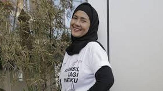 Ria Irawan menggunakan hijab