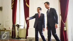 Presiden Jokowi menerima kedatangan Perdana Menteri Kerajaan Belanda Mark Rutte di Istana Merdeka, Jakarta, Rabu (23/11). Kunjungan PM Belanda menemui Jokowi di Istana Presiden ini dalam rangka menjalin kerja sama bilateral. (Liputan6.com/Faizal Fanani)