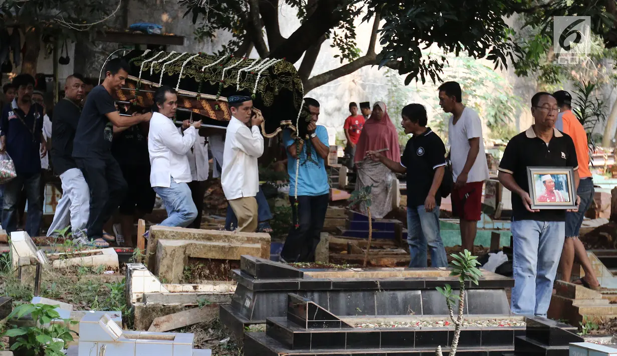 Sejumlah kerabat dan keluarga mengantarkan jenazah Pelawak Senior Cahyono ke TPU Komplek TVRI untuk dimakamkan, Jakarta, Kamis (25/5). Bersama Jojon, Esther, dan Uuk, ia pernah tergabung dalam Jayakarta Grup. (Liputan6.com/Herman Zakharia)