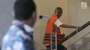Mantan anggota DPRD Sumatera Utara Elezaro Duha (kanan) saat akan menjalani pemeriksaan di Gedung KPK, Jakarta, Senin (10/9). Elezaro juga diduga menerima suap terkait Pengesahan Perubahan APBD 2013, 2014 dan 2015. (Merdeka.com/Dwi Narwoko)