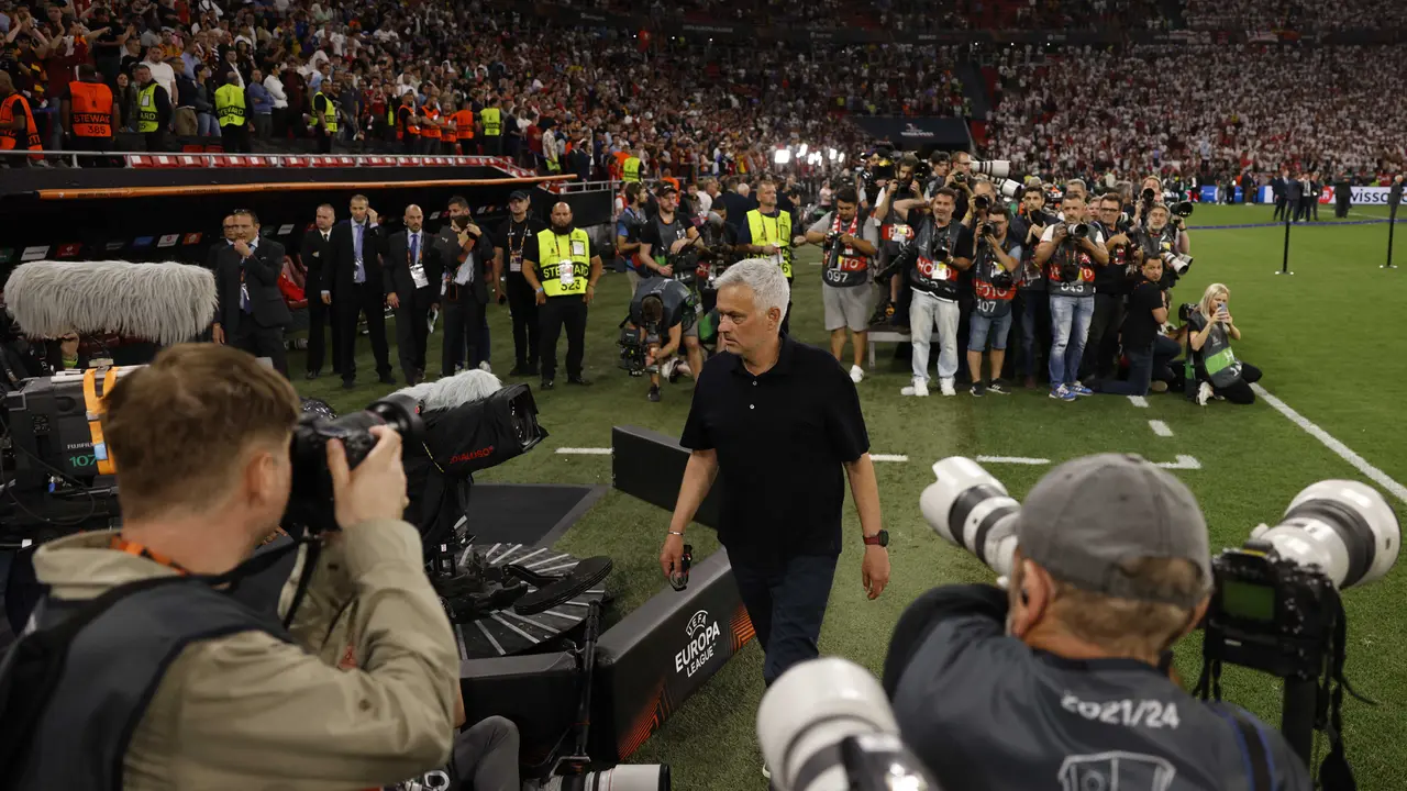 Foto: Detik-Detik Jose Mourinho Ikuti Gaya Bek Thailand, Lempar Medali ke Bangku Penonton