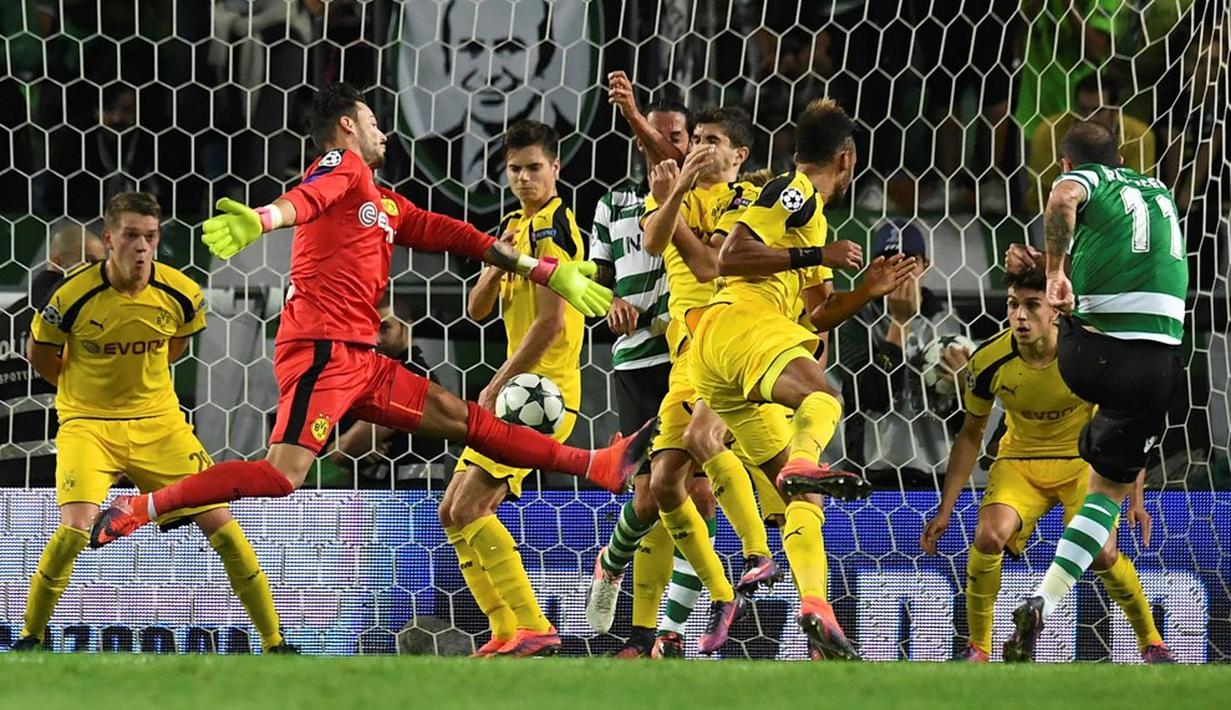 Pemain Sporting CP, Bruno Cesar, mencetak gol balasan ke gawang Borussia Dortmund dalam laga Grup F Liga Champions di Stadion Jose Alvalade, Lisbon, Rabu (19/10/2016) dini hari WIB. (AFP/Francisco Leong)