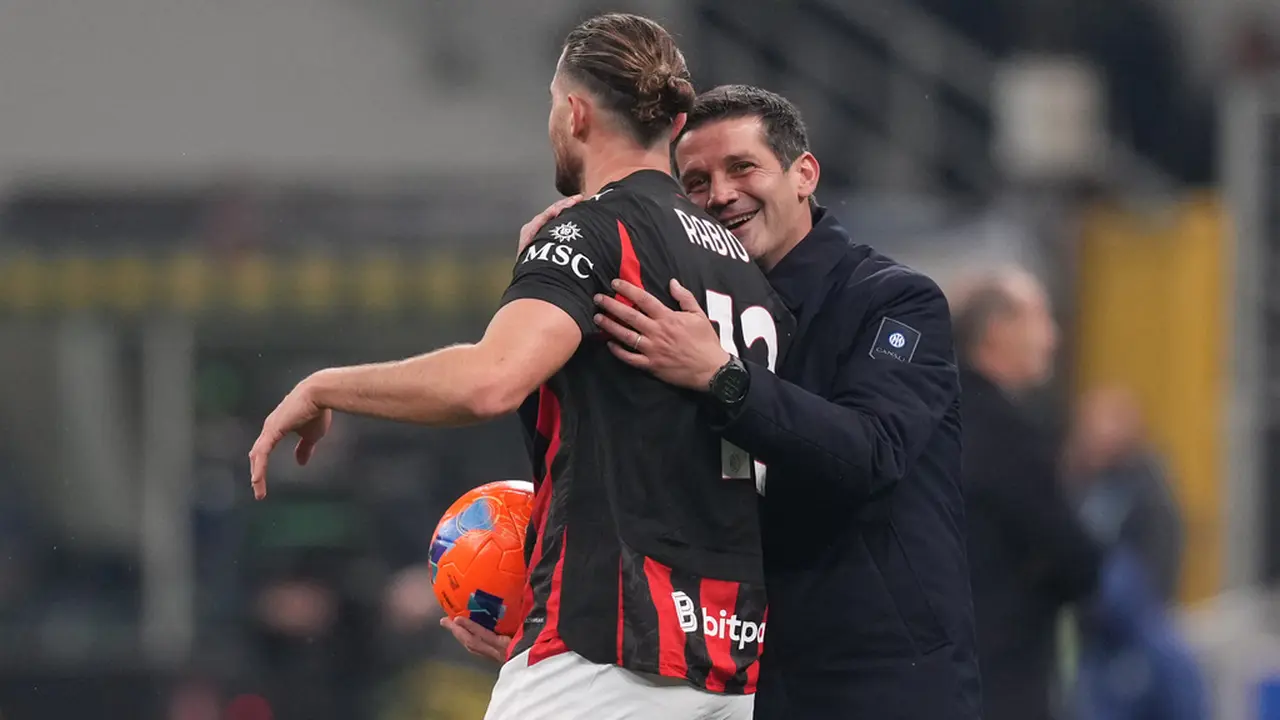 Pelatih Inter Milan, Cristian Chivu, merangkul gelandang AC Milan, Adrien Rabiot