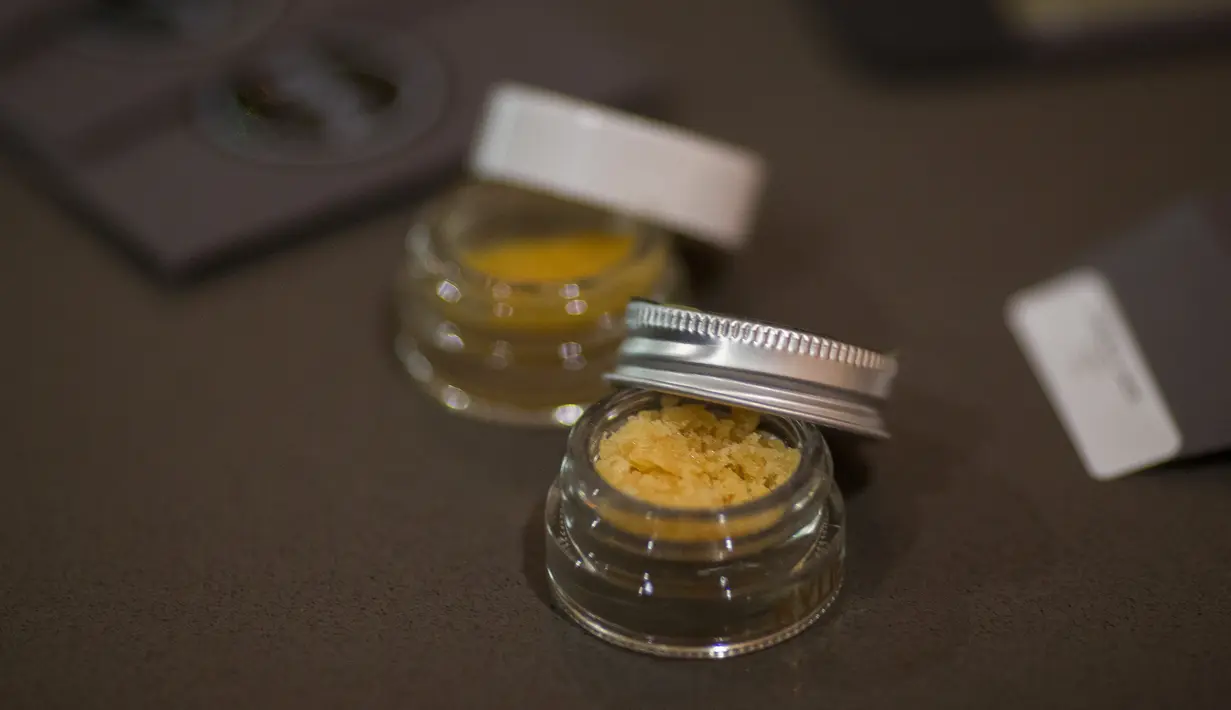 Produk ganja saat ditampilkan di Privee Social Club, Venesia, Los Angeles, California, AS, (23/3). Privee Social Club merupakan klub eksklusif bagi para pengguna ganja. (AFP Photo / David Mcnew)