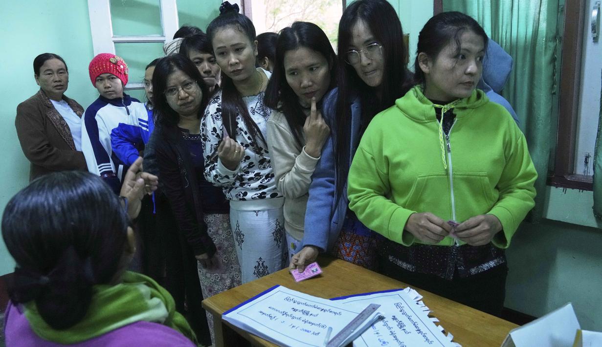 Pemungutan suara tidak dilakukan di wilayah yang dikuasai kelompok pemberontak. Tampak dalam foto, para pemilih mengantre untuk memberikan suara mereka di tempat pemungutan suara di Naypyitaw, Myanmar, Minggu, 28 Desember 2025. (AP Photo/Aung Shine Oo)