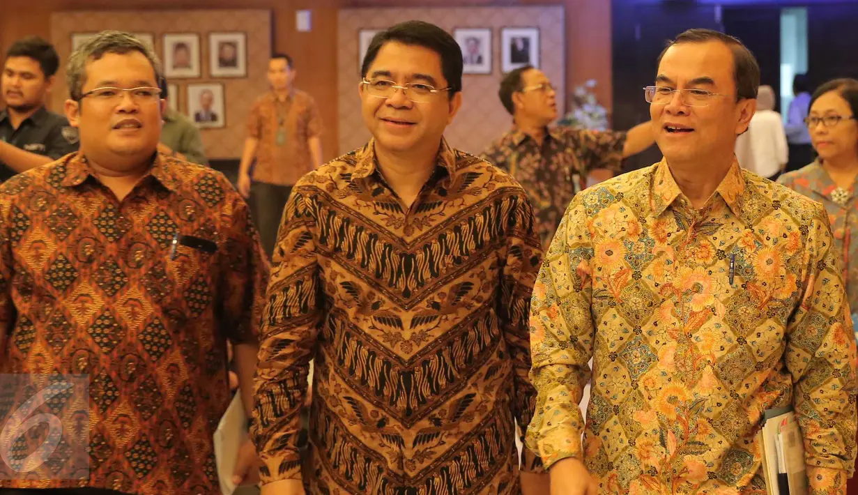 Kepala BKPM, Franky Sibarani (tengah) dan Deputi Bidang Pengendalian Pelaksanaan Penanaman Modal BKPM, Azhar Lubis (kanan) usai memberikan keterangan pers di Gedung BKPM, Jakarta, Kamis (21/1/2016). (Liputan6.com/Angga Yuniar)