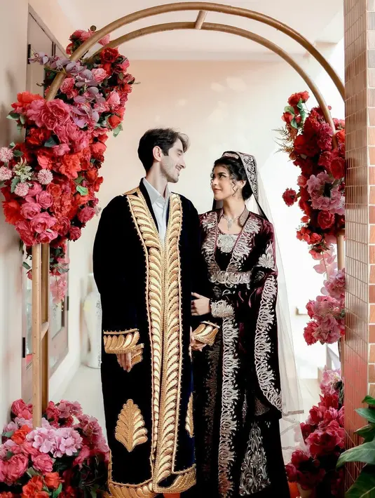 Husein dengan baju adat berwarna biru navy, sementara Jharna dengan baju adat warna merah maroon yang mewah. [@nwp.picture]