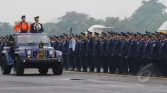Kepala Staf Angkatan Udara (Kasau) Marsekal TNI Agus Supriatna melakukan inspeksi pasukan saat bertindak sebagai inspektur upacara HUT ke-69 TNI AU di Pangkalan Udara Halim Perdanakusuma, Jakarta, Kamis (9/4/2015). (Liputan6.com/Herman Zakharia)