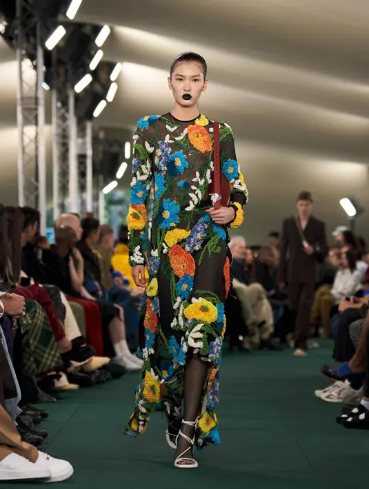 Lee menunjukkan sisi ceria dengan tampilan khas yang segar di koleksi SS24 ini. [Dok/Burberry]