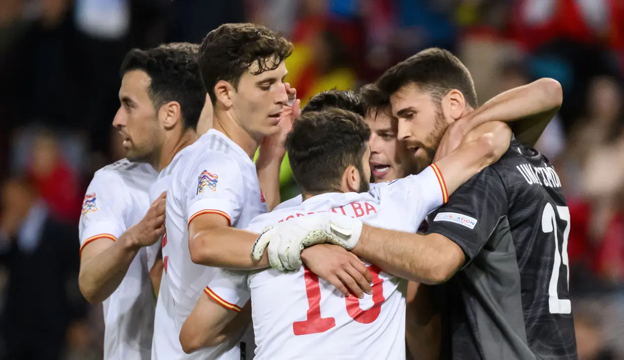 Para pemain Spanyol merayakan kemenangan atas Swiss pada pertandingan sepak bola UEFA Nations League di Stadion Stade de Geneve, Jenewa, Swiss, 9 Juni 2022. Spanyol menang 1-0. (Jean-Christophe Bott/Keystone via AP)