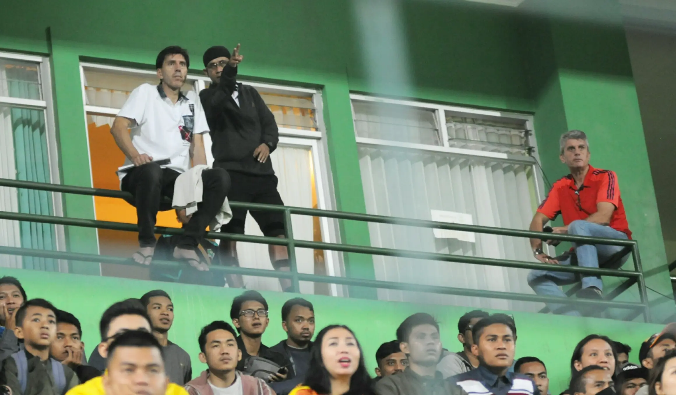 Tim pelatih Arema FC, Milan Petrovic, Joko Susilo, dan Dusan Momcilovic hadir di tribune media saat laga Perseru Serui kontra Sriwijaya FC di Stadion Gajayana, Minggu (27/5/2018) malam. (Bola.com/Iwan Setiawan)