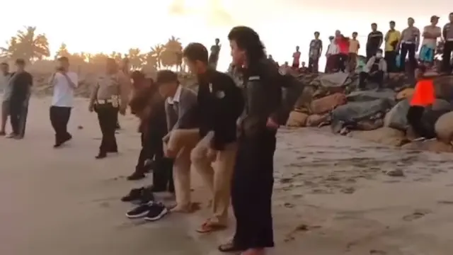 Tangkapan layar ayah yang mencari anaknya yang hanyut