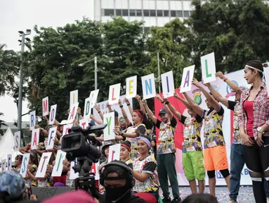 Aksi flashmob saat kegiatan Millenial Road Safety Festival’ di Bundaran HI, Jakarta Pusat, Minggu (20/1). Kegiatan Millennial Road Safety Festival tersebut merupakan kampanye keselamatan berlalu lintas. (Liputan6.com/Faizal Fanani)