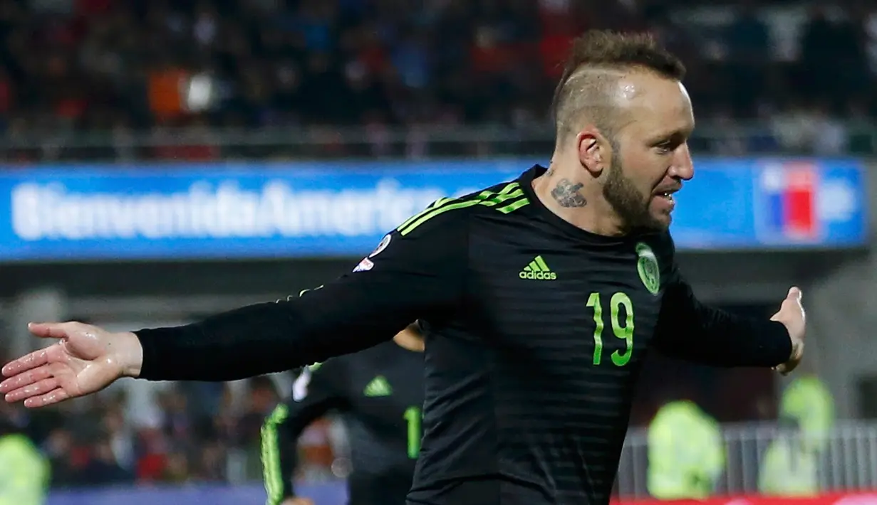 Penyerang Meksiko, Vicente Vuoso melakukan selebrasi usai mencetak gol di pertandingan Copa America 2015 di National Stadium, Santiago, Chile, (16/6/2015). Chile bermain imbang 3-3 dengan Meksiko. (REUTERS/Ivan Alvarado)
