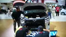 Hal ini seiring meningkatnya penggunaan kendaraan ramah lingkungan, mobil listrik menjadi salah satu segmen yang paling mencuri perhatian sepanjang perhelatan IIMS 2026. Tampak dalam foto, para pekerja mempersiapkan booth Wuling, saat Indonesia International Motor Show di Jakarta, Sabtu 7 Februari 2026. (AP Photo/Tatan Syuflana)