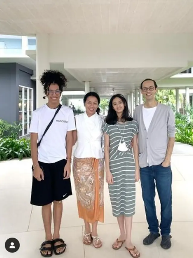 Reza Gunawan, tetap menunjukkan rasa cintanya kepada anak sambungnya. Ia pun kerap pergi bersama termasuk dengan Dewi Lestari, dan sang buah hati. (Foto: Instagram/@deelestari)