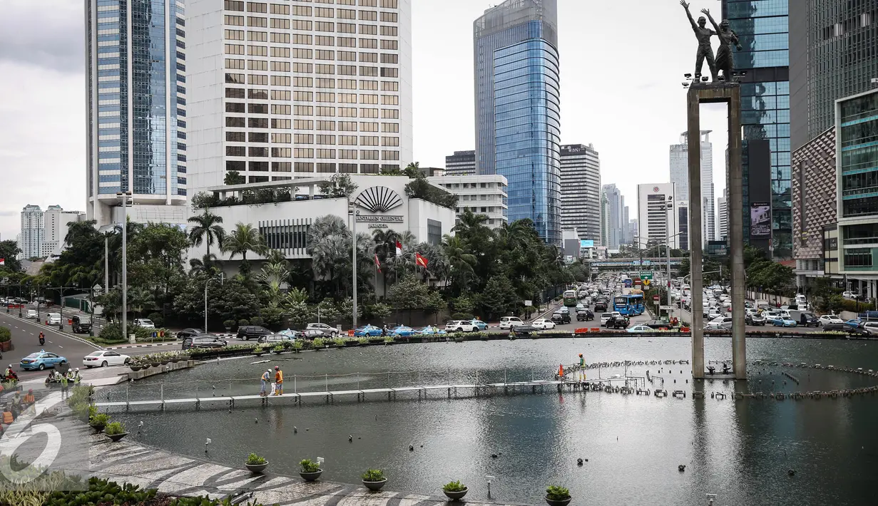 Suasana pemasangan penyanggah di kolam Bundaran HI, Jakarta, Rabu (23/3). Pemasangan penyanggah bertujuan untuk menahan Tugu Selamat Datang dari getaran saat Bor Antareja proyek Mass Rapid Transit (MRT) melintas dibawahnya. (Liputan6.com/Faizal Fanani)