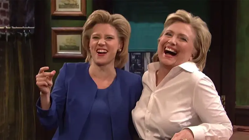 Kate McKinnon dan Hillary Clinton