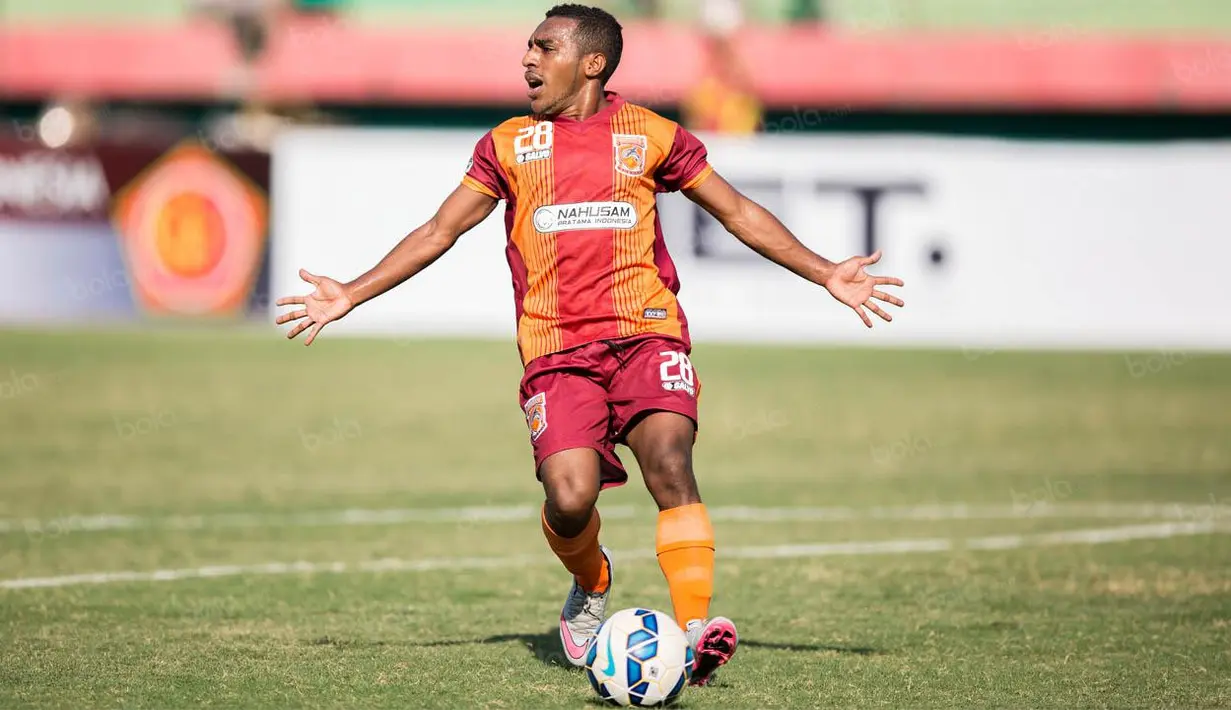 7. Terens Puhiri (Borneo FC) - Sejauh ini, gelandang sayap berusia 22 tahun ini telah mengkoleksi 4 gol dan 2 assists dari 12 penampilannya bersama Borneo FC. (Bola.com/Vitalis Yogi Trisna)