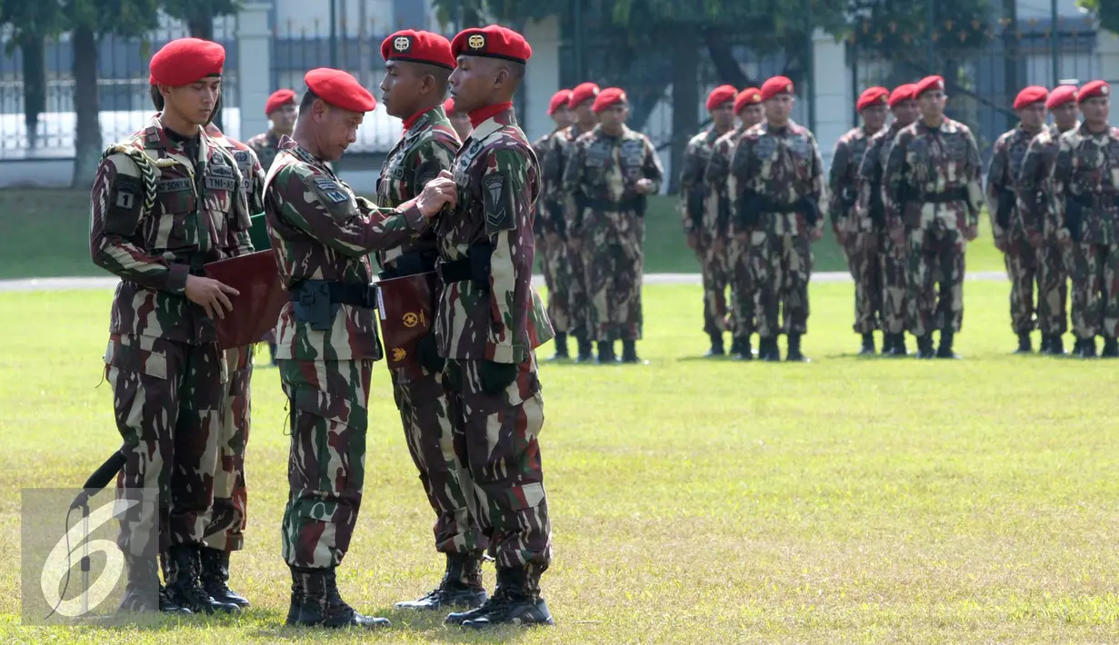 KSAD Jenderal TNI Mulyono memberikan penghargaan kepada prajurit saat HUT Kopassus ke-64 di Makopassus, Cijantung, Jakarta, Sabtu (16/4). HUT Kopassus dihadiri Menkopolhukam luhut Binsar Pandjaitan dan Panglima TNI Gatot N. (Liputan6.com/Helmi Afandi)