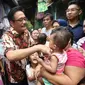 Cawagub DKI Jakarta Djarot Saiful Hidayat menyapa warga saat blusukan di Petogogan I, Jakarta Selatan, Minggu (11/12). (Liputan6.com/Fery Pradolo)