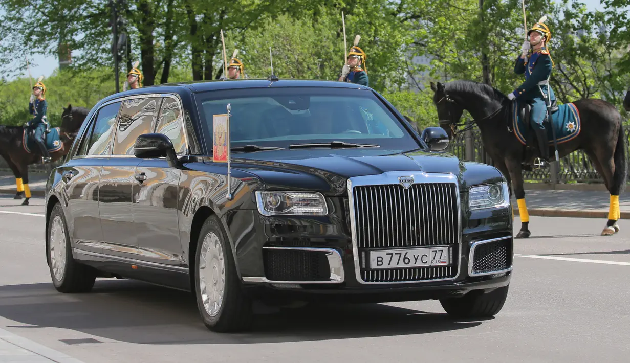 Limosin baru yang membawa Presiden Rusia terpilih, Vladimir Putin saat upacara pelantikan di Kremlin, Moskow, 7 Mei 2018. Mobil itu dikembangkan sejak 2013 dan menelan dana hingga 12,4 miliar rubel atau sekitar Rp2,7 triliun (Sputnik, Kremlin Pool via AP)