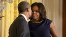 Barack Obama terlihat dengan mesra menicium pipi istria, Michelle Obama. (JACQUELYN MARTIN/AP/REX/SHUTTERS/HollywoodLife)